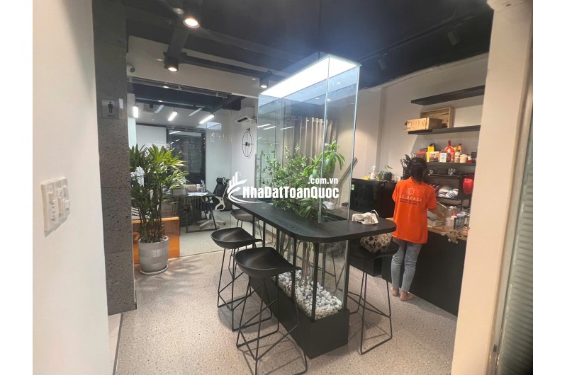 SANG MẶT BẰNG VĂN PHÒNG 80M2 ĐANG THUÊ Ở MẶT TIỀN ĐƯỜNG NGUYỄN CẢNH CHÂN Q1. LH:0765777099.