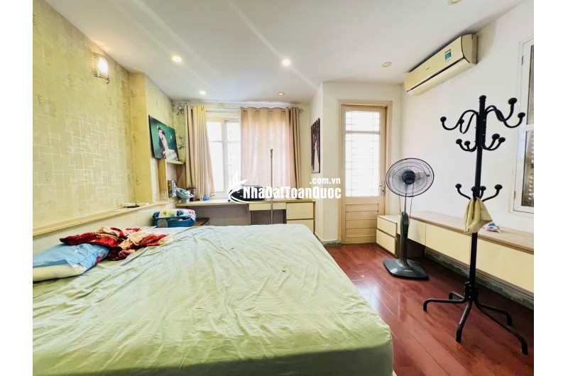 Bán nhà lô góc 2 mặt tiền, gần phố Hào Nam, Đống Đa, 30m2 5 tầng, 4,5m hơn 10 tỷ, oto đỗ cửa, đa tiện ích xung quanh.