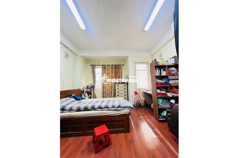 Bán nhà lô góc 2 mặt tiền, gần phố Hào Nam, Đống Đa, 30m2 5 tầng, 4,5m hơn 10 tỷ, oto đỗ cửa, đa tiện ích xung quanh.
