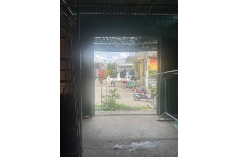 BÁN ĐẤT TẠI CHỢ DT81M2 SHR TRÊN ĐẤT CÓ NHÀ TIỀN CHẾ CỬA KÉO ĐÀI LOAN 950TR LH:0974004184 GẶP TRUNG.