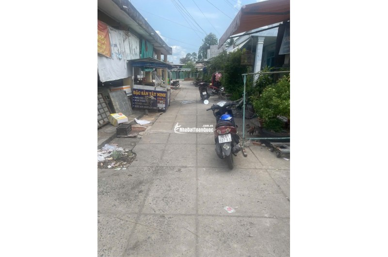 BÁN ĐẤT TẠI CHỢ DT81M2 SHR TRÊN ĐẤT CÓ NHÀ TIỀN CHẾ CỬA KÉO ĐÀI LOAN 950TR LH:0974004184 GẶP TRUNG.
