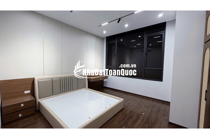 Bán nhà Nguyễn Văn Huyên 50m2, sát công viên Nghĩa Đô, vị trí hiếm