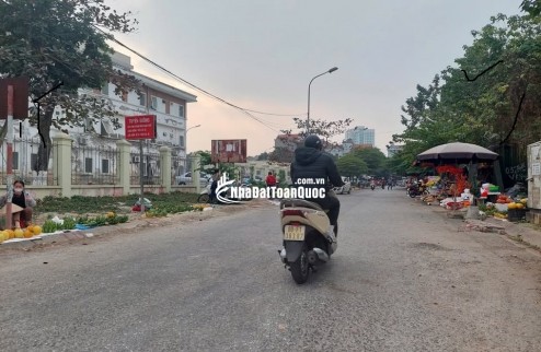 Bán Đất Thôn Cõi, cổng chính khu công nghiệp Tam Dương 1, Vĩnh Phúc 106m, 1tỷ 7, kinh doanh.