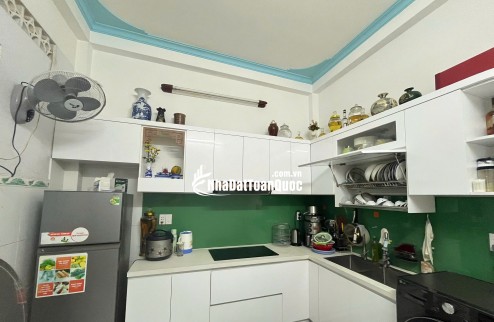 BÁN NHÀ CHÍNH CHỦ: NHỎ, ĐẸP, CHẮC CHẮN, HẺM THÔNG - RỘNG, KDC THÂN THIỆN. LH:0989051114.