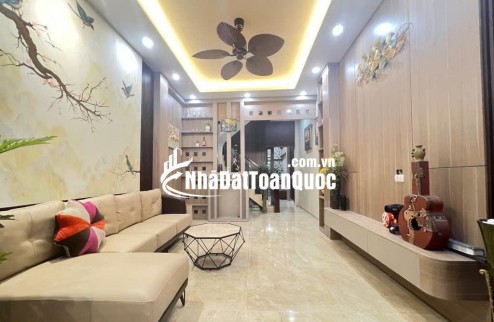 Nguyễn Văn Cừ , nhà đẹp ở ngay , full nội thất ,ngay sát cầu Chương Dương , 2 phút sang Phố Cổ , nhỉnh 11  

 SD - 56m²  dân xây chắc chắn -