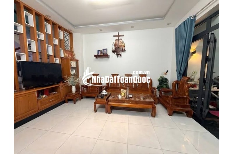 MỚI MỚI NHÀ VƯỜN LÀI QUẬN 12
+ Dt : 4.6m x 37m 172m2
+ Kc : 2 tầng 4 Pn 3vs
+ Giá : 11.8 Tỷ