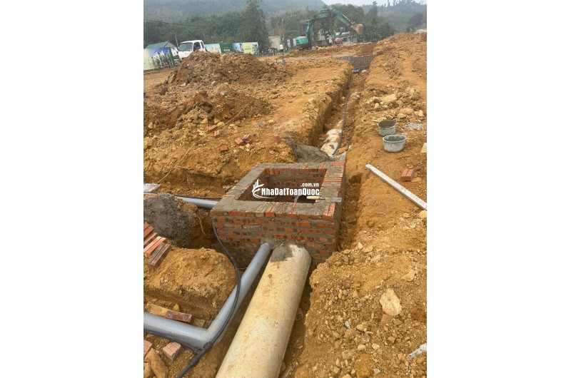 Tôi cần bán mảnh đất đẹp 100m2, mặt tiền 5,97m, đường rộng 15m tại Phú Cát, Hà Nội, giá 2,2 tỷ.