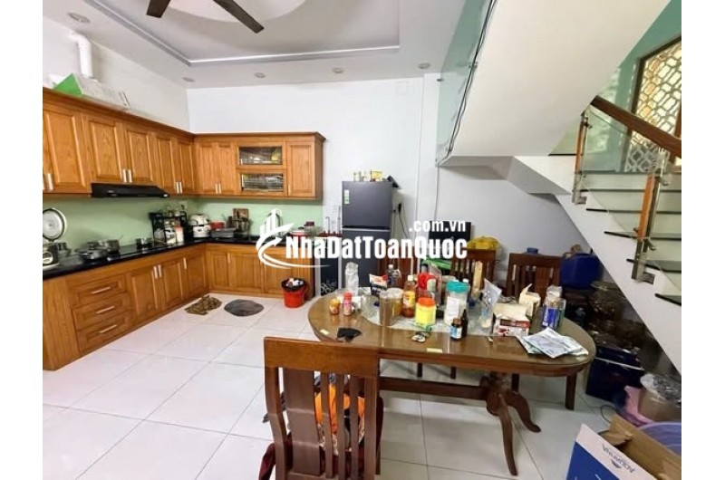 MỚI MỚI NHÀ VƯỜN LÀI QUẬN 12
+ Dt : 4.6m x 37m 172m2
+ Kc : 2 tầng 4 Pn 3vs
+ Giá : 11.8 Tỷ