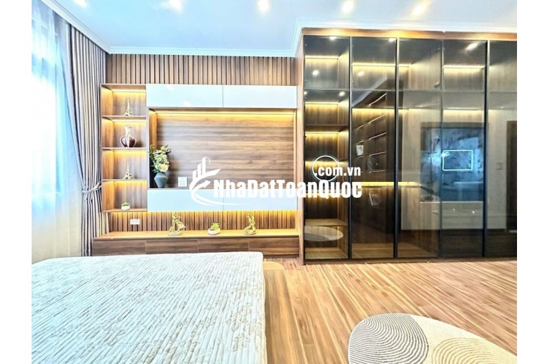 13 tỷ nhà 6 tầng thang máy trung tâm đống đa, vài phút ga cát linh, sổ sẵn sang tên