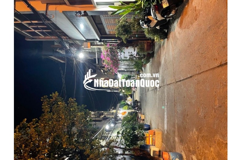 -Kết cấu : nhà 1 trệt 1 lửng, chia  làm 2 căn, vừa ở vừa cho thuê, tổng 4 phòng ngủ, 2 WC,  khu nhà cao tầng, dân trí.