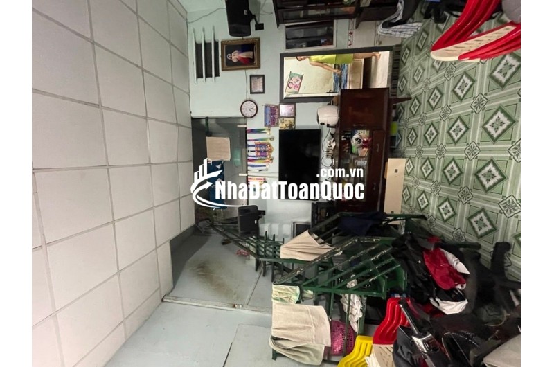 -Kết cấu : nhà 1 trệt 1 lửng, chia  làm 2 căn, vừa ở vừa cho thuê, tổng 4 phòng ngủ, 2 WC,  khu nhà cao tầng, dân trí.