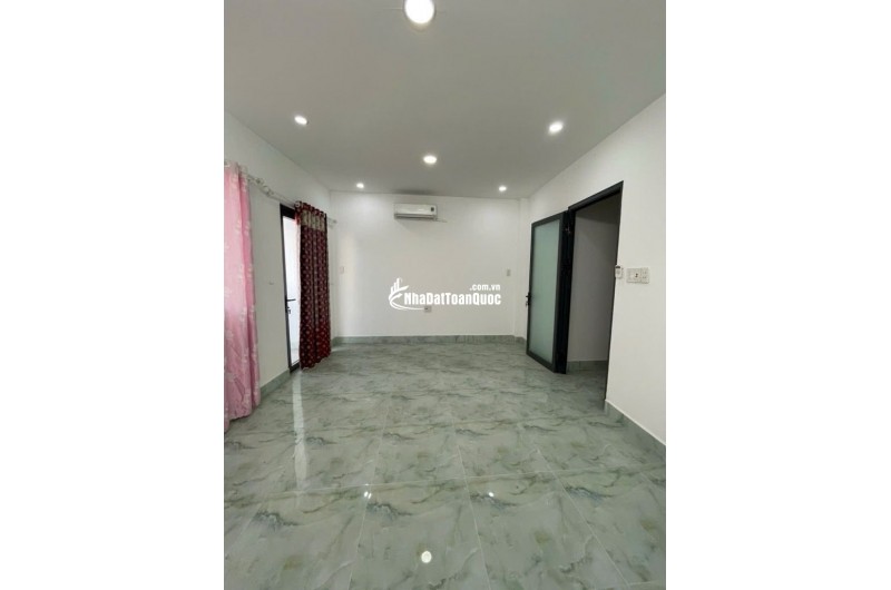+  Kết cấu : Nhà đúc BTCT, 1 trệt 3 lầu , 4 phòng ngủ, 1 phòng thờ, 3wc ,  phòng giặt, sân phơi, bancon,  sáng thoáng.