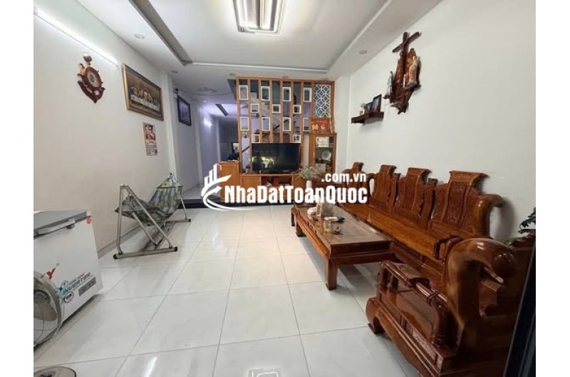 + MỚI NHÀ VƯỜN LÀI QUẬN 12
+ Dt : 4.6m x 37m 172m2
+ Kc : 2 tầng 4 Pn 3vs
+ Giá : 11.8 Tỷ