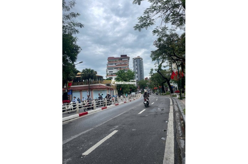 13 tỷ nhà 6 tầng thang máy trung tâm đống đa, vài phút ga cát linh, sổ sẵn sang tên