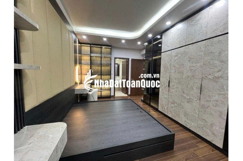 13 tỷ nhà 6 tầng thang máy trung tâm đống đa, vài phút ga cát linh, sổ sẵn sang tên