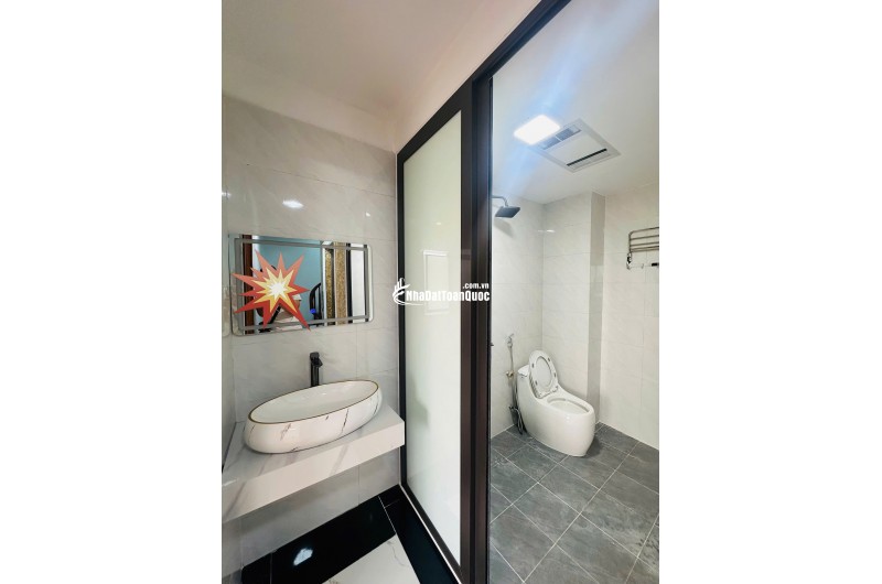 NHÀ ĐẸP  XÂY MỚI CỨNG- FULL NỘI THẤT ĐẸP LONG LANH-6 TẦNG THANG MÁY ÊM RU -KHÁCH CHỈ VIỆC SÁCH VALI ĐẾN Ở