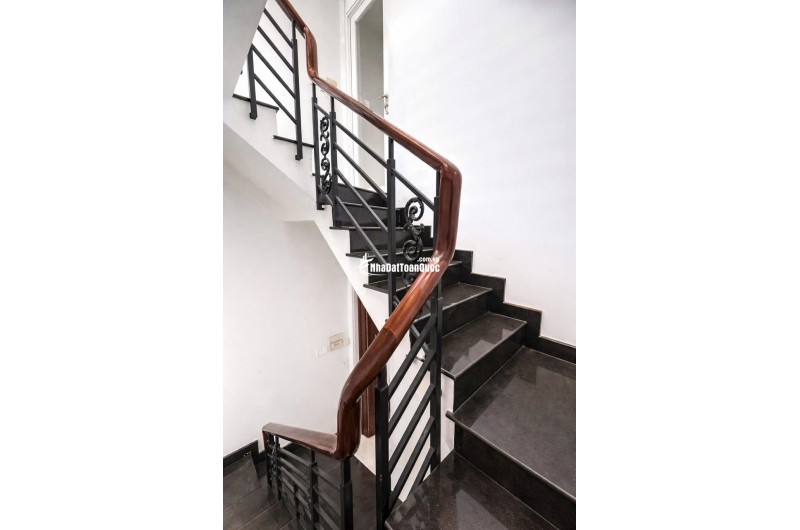 BÁN GẤP NHÀ BÀ HẠT Q10 GẦN ĐƯỜNG XE HƠI CÁCH VÀI BỨOC CHÂN. LH:0909304773