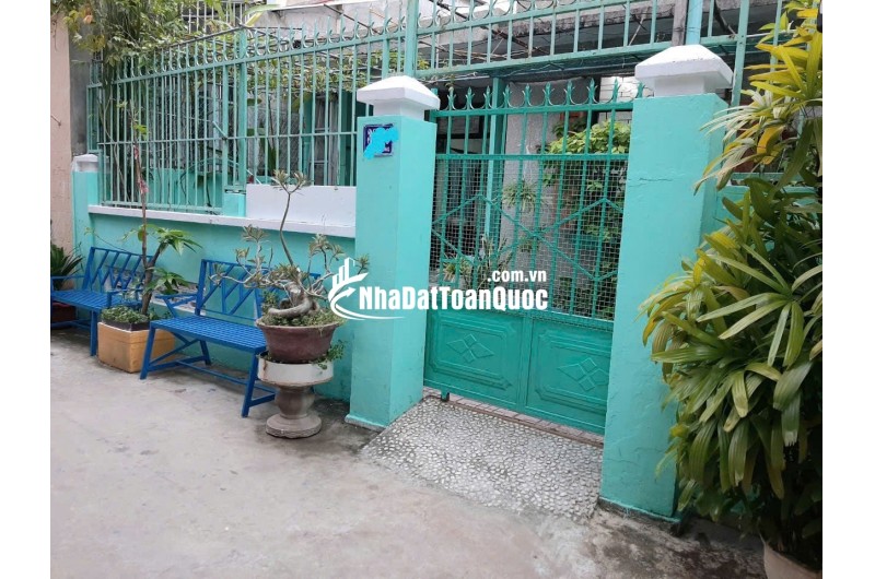 Bán đất tặng nhà C4 khu chợ đêm Hùng Vương - Nha Trang
DT: 131m², ngang 6,3m 
- 
Giá bán : 160tr/m ~ 20 ty