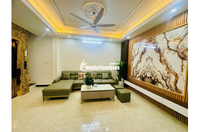 HÀNG HIÊM NGOC THỤY NGÕ THÔNG Ô TÔ .Ô TÔ ĐỖ CƯA  FULL NỘI THẤT