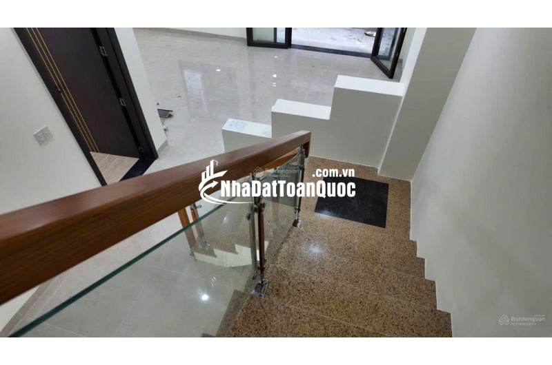 Bán Nhà 3 tầng Nguyễn Thiện Thuật sát chợ Đêm * Cách biển Trần Phú : 250m *
-Giá : 12 tỷ - LH: 0905.724.084 Ngọc Bích Land