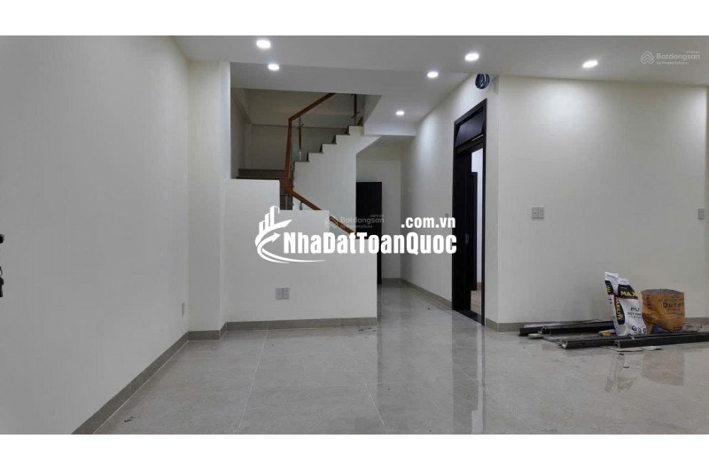 Bán Nhà 3 tầng Nguyễn Thiện Thuật sát chợ Đêm * Cách biển Trần Phú : 250m *
-Giá : 12 tỷ - LH: 0905.724.084 Ngọc Bích Land