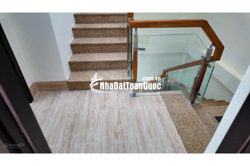Bán Nhà 3 tầng Nguyễn Thiện Thuật sát chợ Đêm * Cách biển Trần Phú : 250m *
-Giá : 12 tỷ - LH: 0905.724.084 Ngọc Bích Land