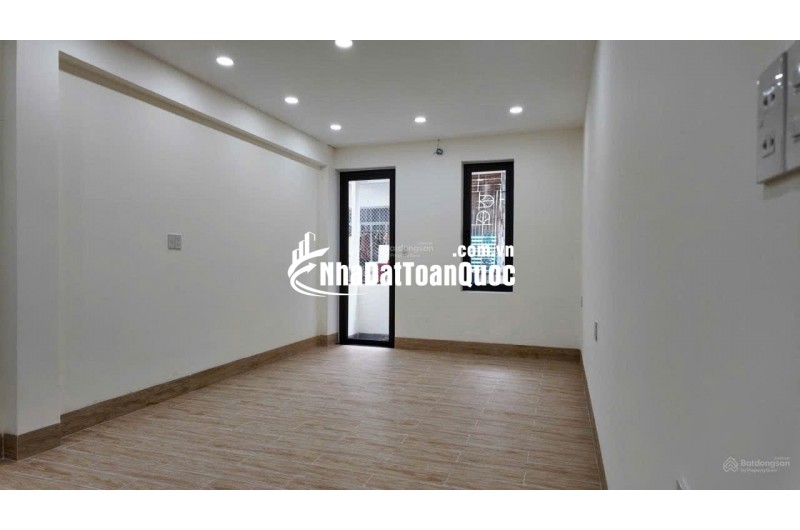 Bán Nhà 3 tầng Nguyễn Thiện Thuật sát chợ Đêm * Cách biển Trần Phú : 250m *
-Giá : 12 tỷ - LH: 0905.724.084 Ngọc Bích Land