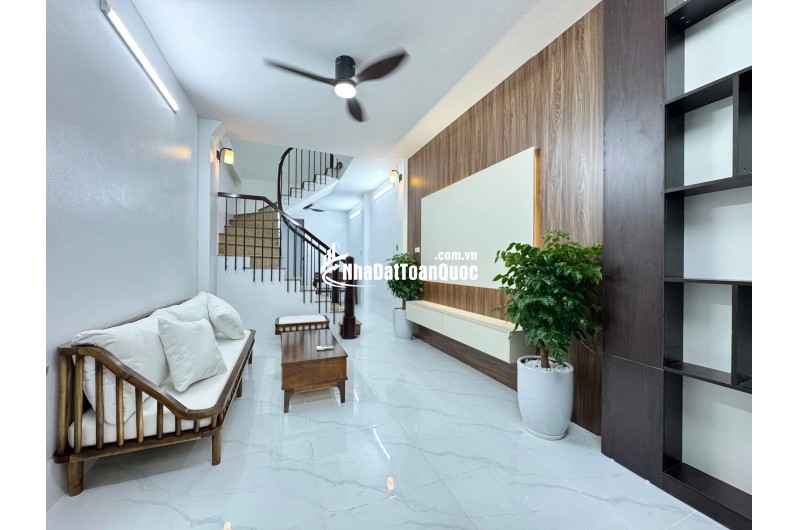 HÀNG HIÊM NGOC THỤY NGÕ THÔNG Ô TÔ .Ô TÔ ĐỖ CƯA  FULL NỘI THẤT