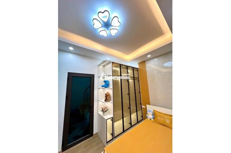 NHÀ NHỎ XINH - 5 TẦNG ĐỦ CÔNG NĂNG SỬ DỤNG - MẶT TIỀN ĐẸP - GẦN Ô TÔ - VIEW THOÁNG TRƯỚC MẶT - SỔ ĐỎ ĐẸP