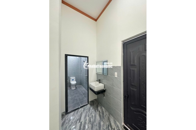 CĂN NHÀ CẤP 4 SÁT ỦY BAN CHÁNH PHÚ HÒA – 165 M2 SHR 1TY 7XX. LH:0868673151.