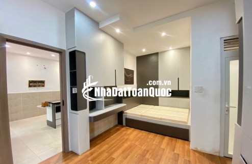HIẾM - SÁT CÔNG VIÊN LÊ THỊ RIÊNG - HẺM XE TẢI - CÓ SÂN ĐẬU XE HƠI - 3 PHÒNG NGỦ CHỈ NHỈNH 8 TỎI.