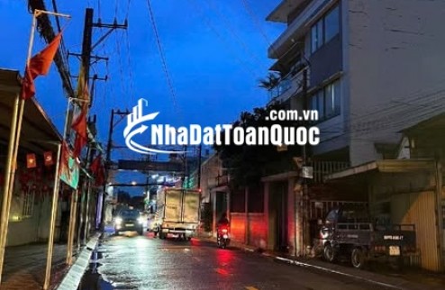 MỚI MỚI NHÀ VƯỜN LÀI QUẬN 12
+ Dt : 4.6m x 37m 172m2
+ Kc : 2 tầng 4 Pn 3vs
+ Giá : 11.8 Tỷ