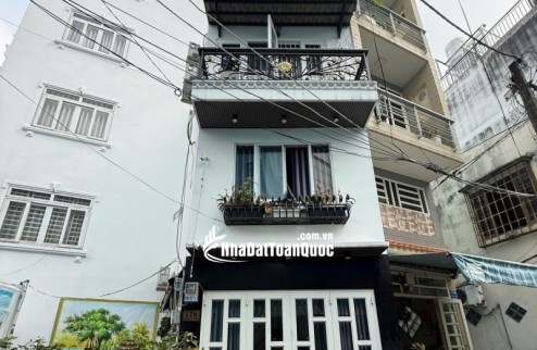 MẶT TIỀN PHÚ NHUẬN - CHỈ HƠN 3 TỶ - NHÀ 3 LẦU_Ô TÔ ĐỖ CỬA - 2PN - 3WC CỰC NGON