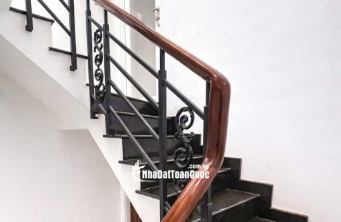 BÁN GẤP NHÀ BÀ HẠT Q10 GẦN ĐƯỜNG XE HƠI CÁCH VÀI BỨOC CHÂN. LH:0909304773