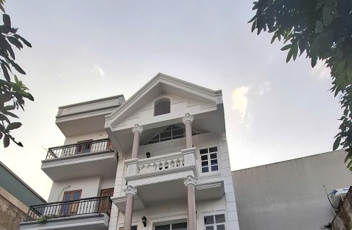NHÁ 3 TẤNG KIỂU BIỆT THƯ SÂN CHUNG RỘNG RÃI NGÕ NÔNG