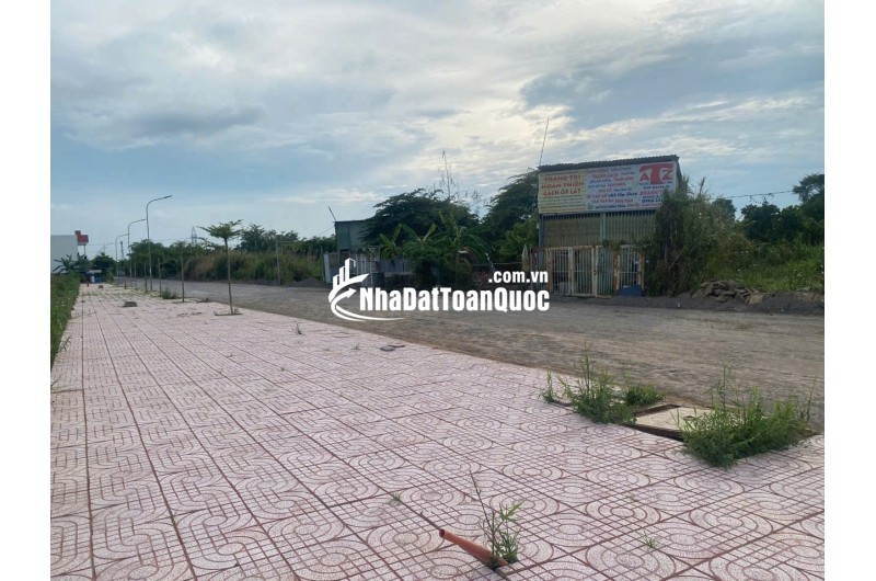 BÁN 500M ĐẤT TẠI CẦN THƠ, CÓ KHO SẲN BAO QUANH ĐẤT, MẶT TIỀN 27M, MẶT LỘ NHỰA 18M. LH:0798441899