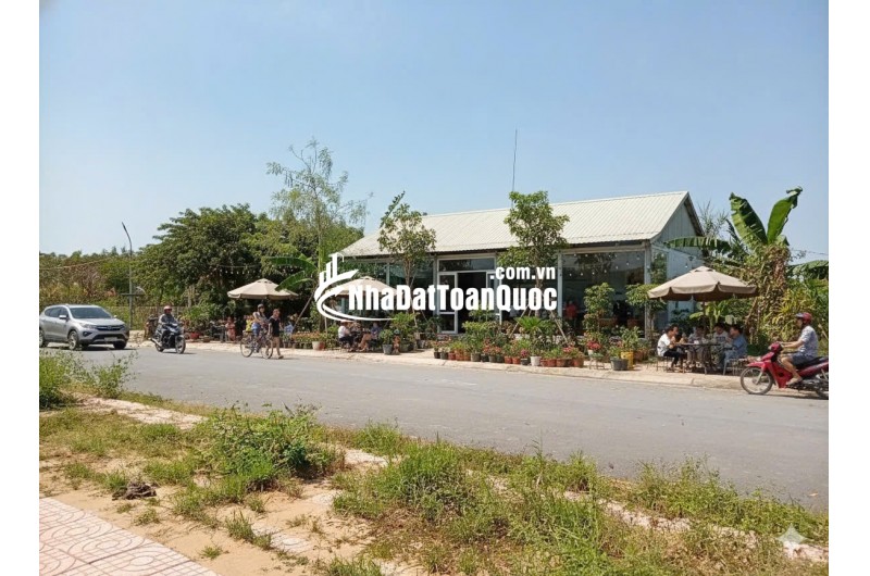 BÁN 500M ĐẤT TẠI CẦN THƠ, CÓ KHO SẲN BAO QUANH ĐẤT, MẶT TIỀN 27M, MẶT LỘ NHỰA 18M. LH:0798441899