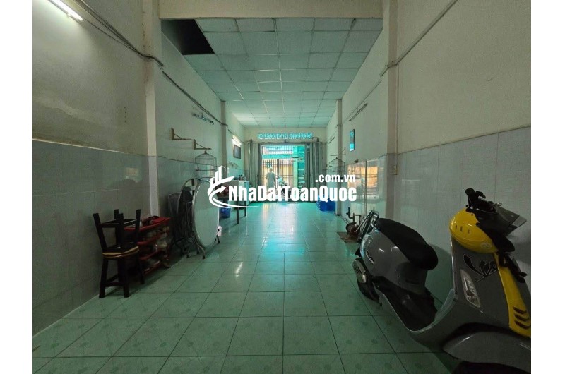 Nhà nở hậu 8m, mặt sau nhà dự phóng đường 12m ra mặt tiền, gần sân bay.