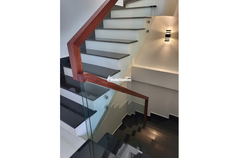 Cho thuê nhà hẻm xe tải 3 lầu 1 sân thượng 61/1 Thăng Long Tân Bình (cũ )
