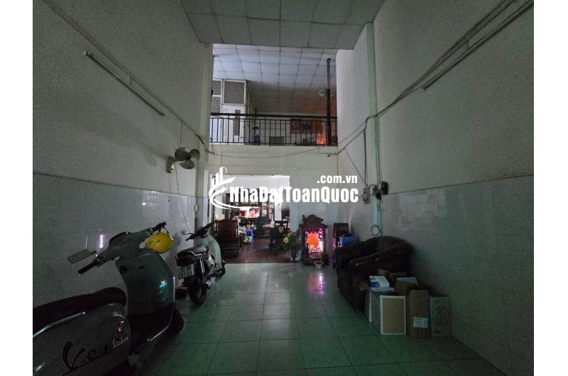 Nhà nở hậu 8m, mặt sau nhà dự phóng đường 12m ra mặt tiền, gần sân bay.