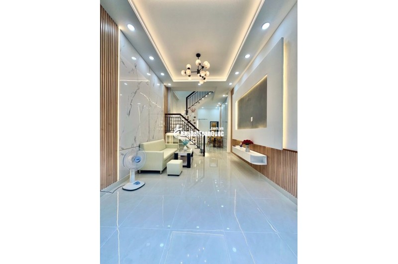 NHÀ ĐẸP FULL NỘI THẤT SÁT VÁCH SÂN BAY - 37M2 KHÔNG QH, LG - NỞ HẬU - HẺM Ô TÔ THÔNG - CHỈ 5.XX TỶ