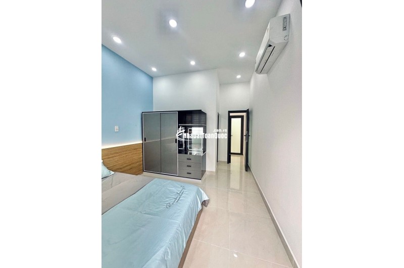NHÀ ĐẸP FULL NỘI THẤT SÁT VÁCH SÂN BAY - 37M2 KHÔNG QH, LG - NỞ HẬU - HẺM Ô TÔ THÔNG - CHỈ 5.XX TỶ