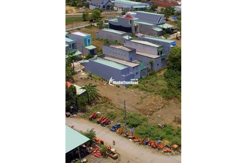 Lô đất có diện tích cực khủng lên tới 2400m2 với mặt tiền rộng tới 70m