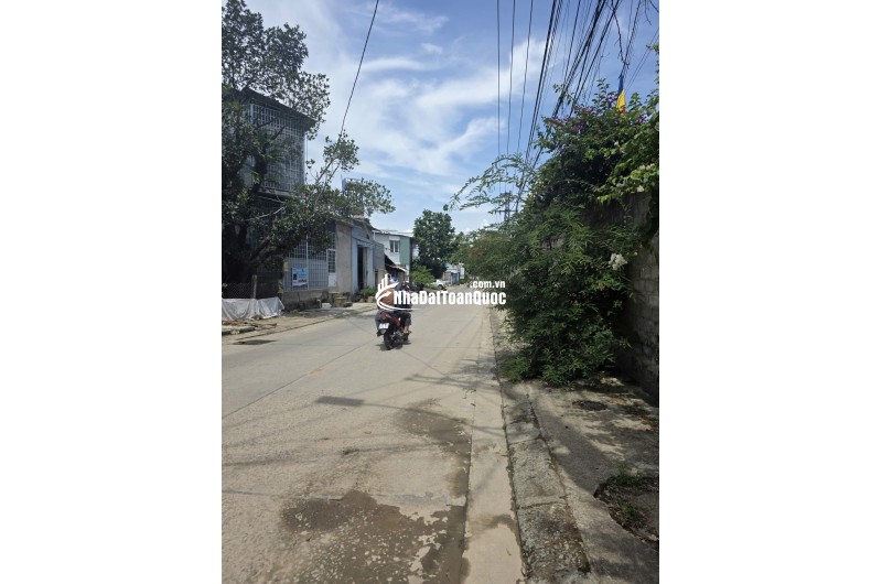 Lô đất nằm ngay mặt tiền đường Ngô Tiến Dũng, vị trí này thì quá đẹp để kinh doanh hoặc xây nhà ở