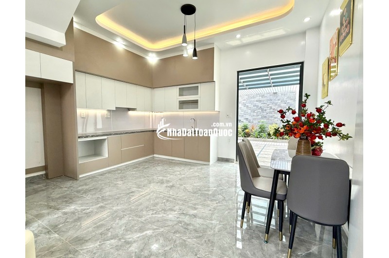 Nhà độc lập ô tô đỗ cách nhà 10m sân vườn sau siêu rộng siêu thoáng tại Thiên Lôi Aeon Mall