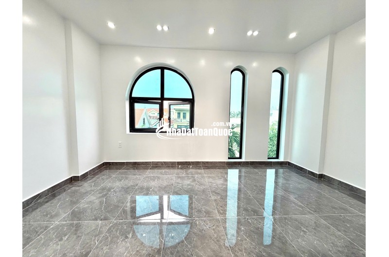 Nhà độc lập ô tô đỗ cách nhà 10m sân vườn sau siêu rộng siêu thoáng tại Thiên Lôi Aeon Mall