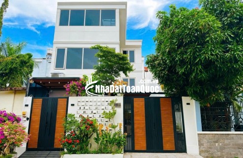BIỆT THỰ SÂN VƯỜN KHU BỘ CÔNG AN Q7 - 3 TẦNG - 9X17M - 18,5 TỶ. LH:0904523367 (Phương Nhà Nhiều).