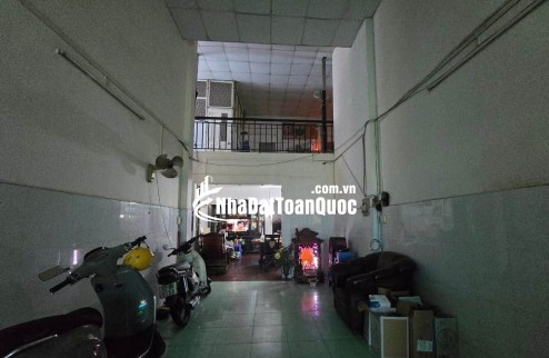 Nhà nở hậu 8m, mặt sau nhà dự phóng đường 12m ra mặt tiền, gần sân bay.