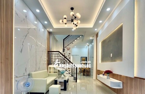 NHÀ ĐẸP FULL NỘI THẤT SÁT VÁCH SÂN BAY - 37M2 KHÔNG QH, LG - NỞ HẬU - HẺM Ô TÔ THÔNG - CHỈ 5.XX TỶ