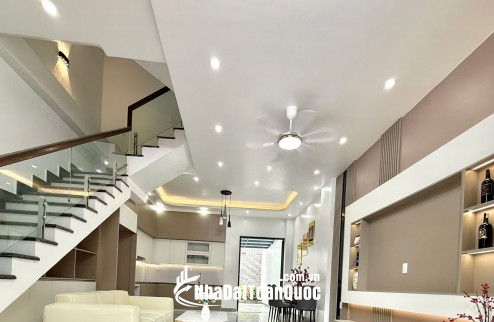 Nhà độc lập ô tô đỗ cách nhà 10m sân vườn sau siêu rộng siêu thoáng tại Thiên Lôi Aeon Mall